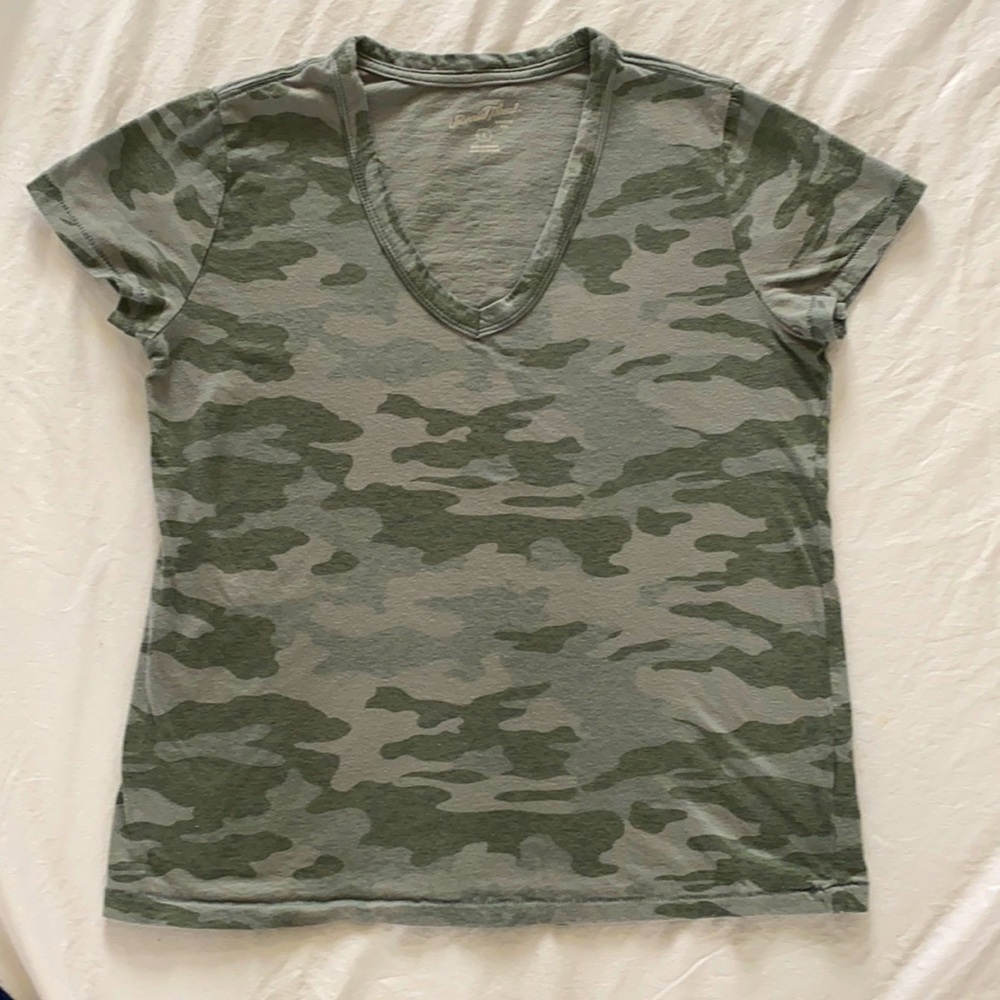 Universal threads tshirt